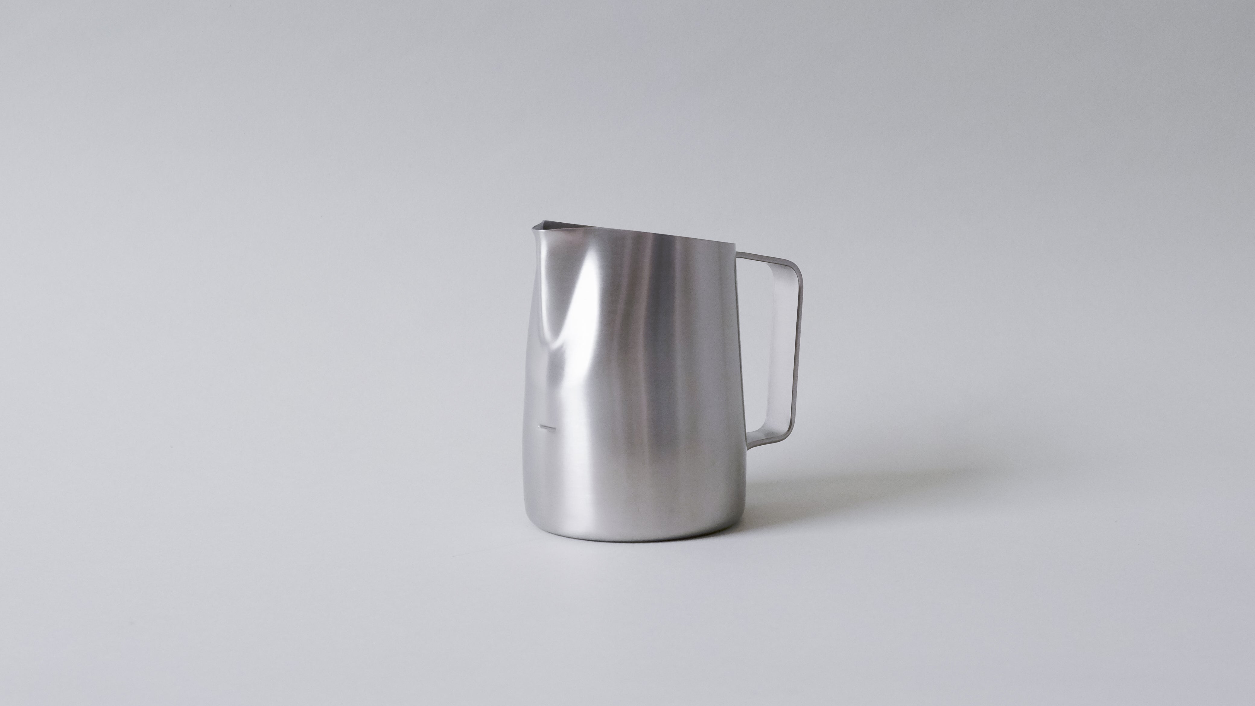JARRA DE PLATA CEPILLADA DE 15 OZ CON PICO REDONDO
