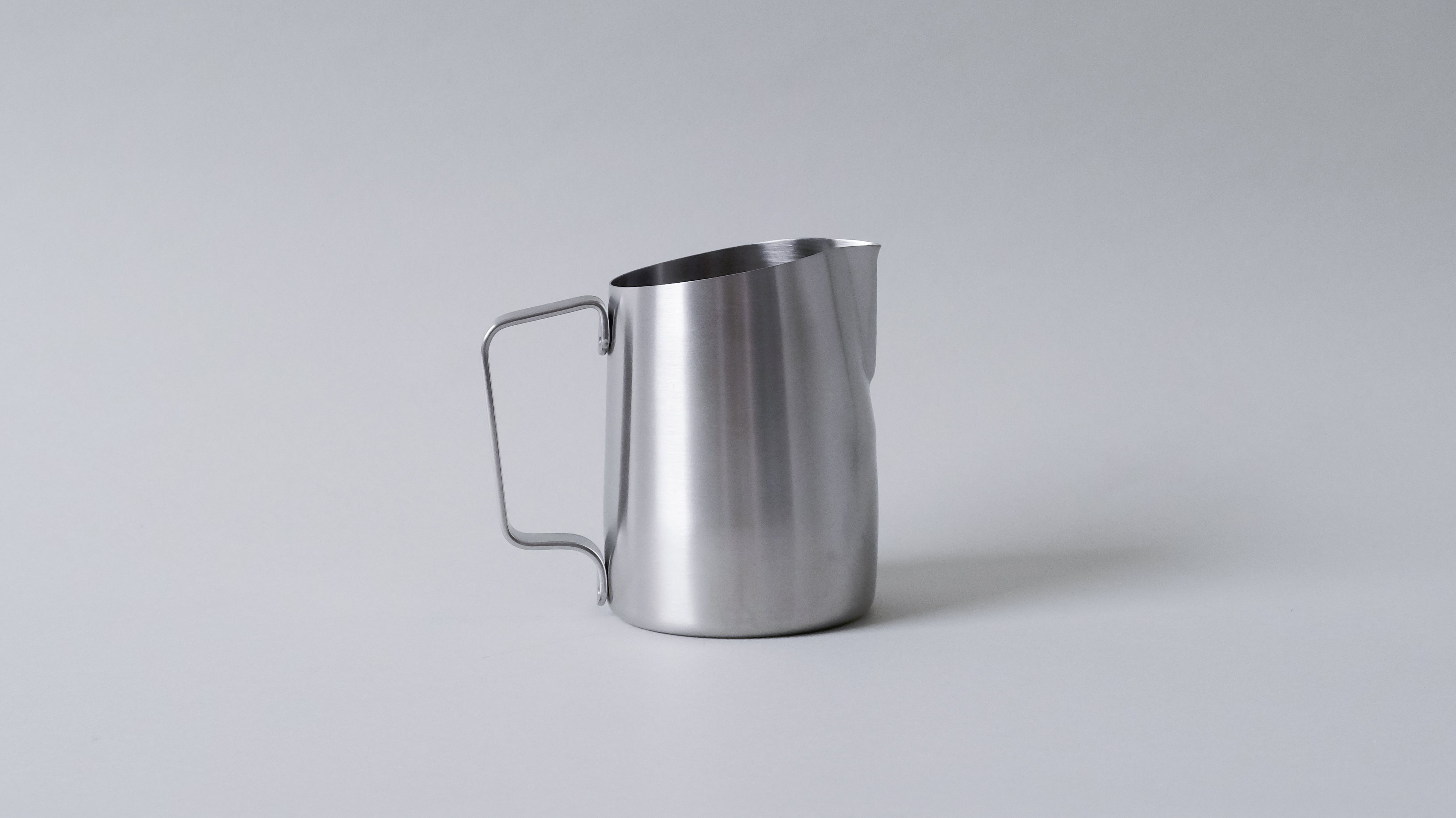 JARRA DE PLATA CEPILLADA DE 15 OZ CON PICO REDONDO 